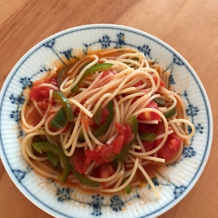 ピーマンとトマトのピリ辛パスタ